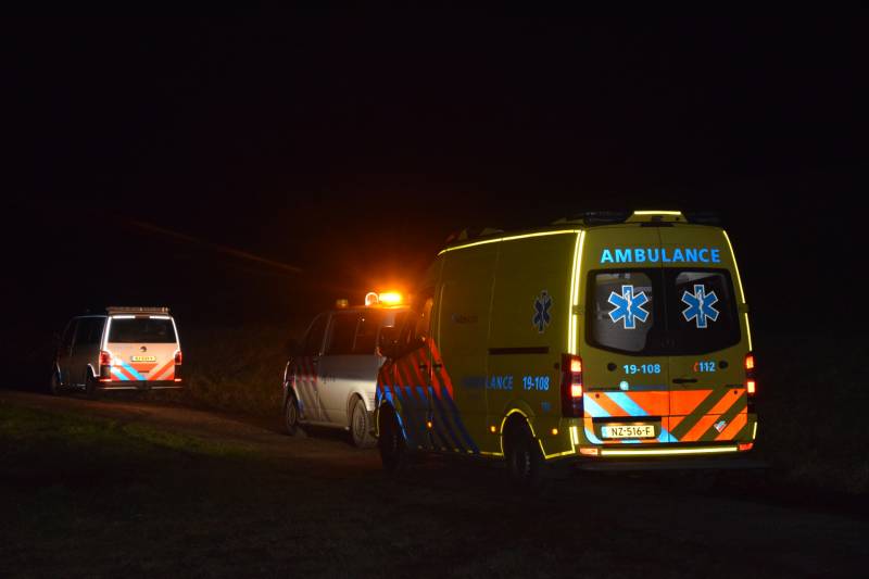 Man valt van zeilboot en belt met smartwatch hulpdiensten