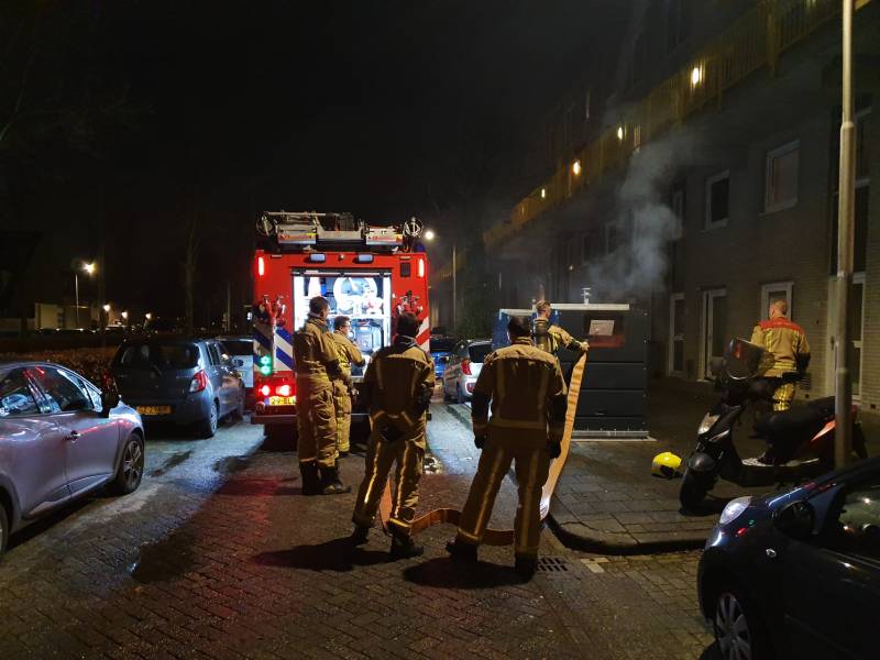 Brandweer blust brand in container