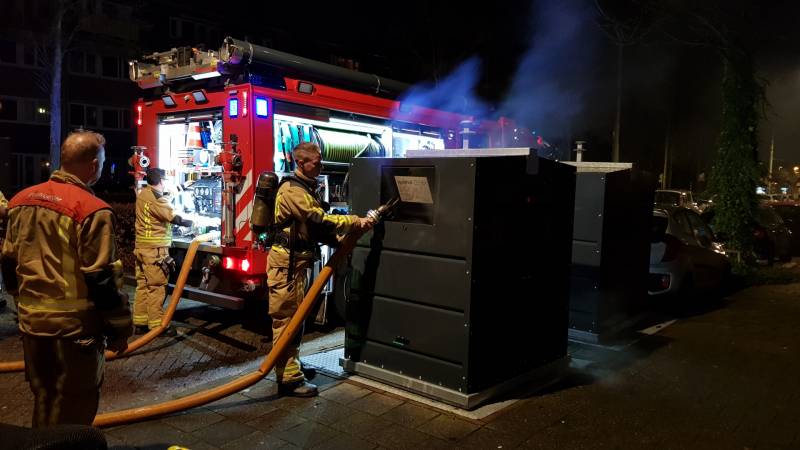 Brandweer blust brand in container