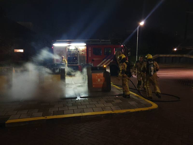 Brandweer druk met containerbrand