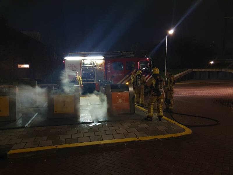 Brandweer druk met containerbrand