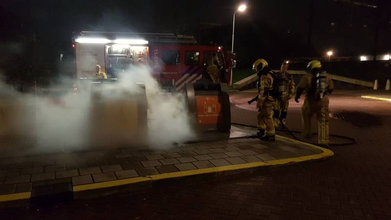 Brandweer druk met containerbrand