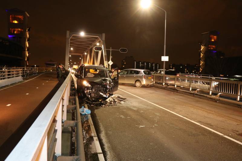 Twee auto's botsen frontaal op elkaar Algerabrug