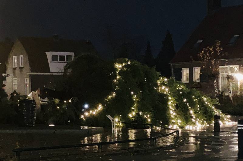 Verlichte kerstboom waait om