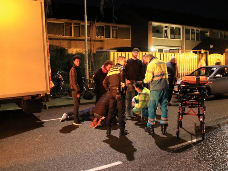 Fietser klapt op bestelwagen