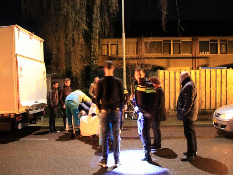 Fietser klapt op bestelwagen