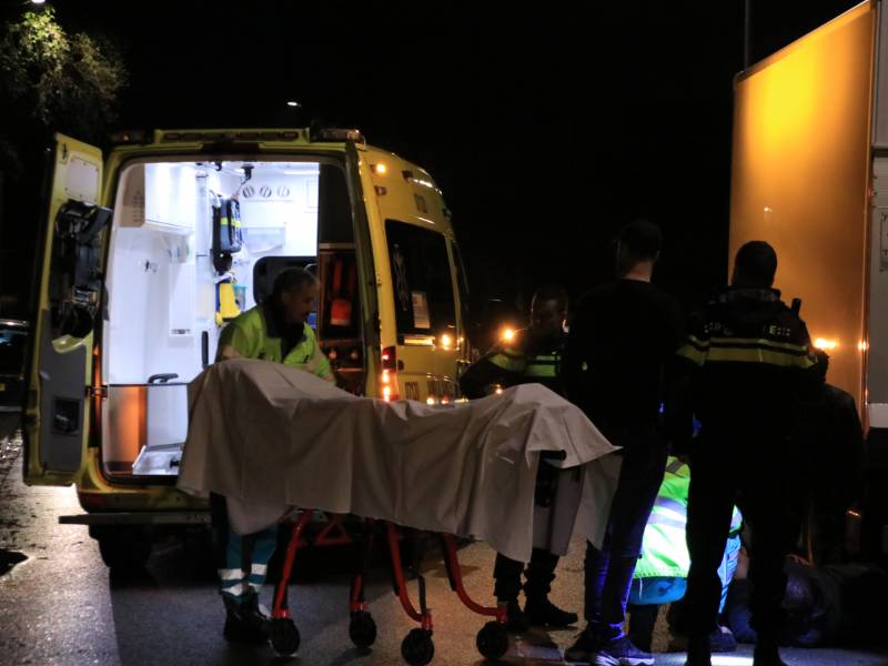 Fietser klapt op bestelwagen