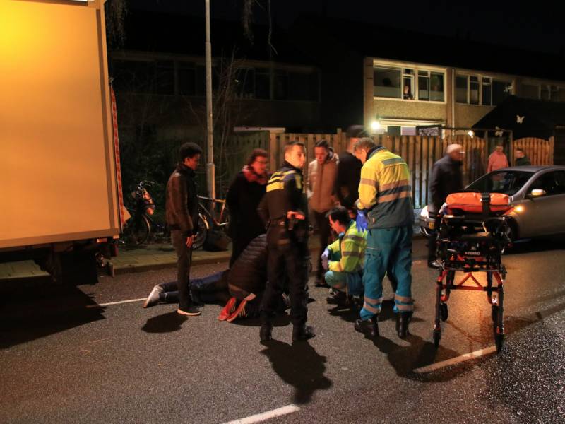 Fietser klapt op bestelwagen