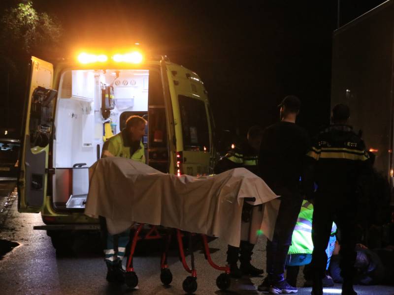 Fietser klapt op bestelwagen