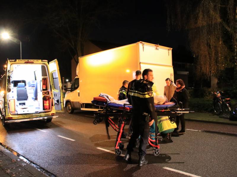 Fietser klapt op bestelwagen