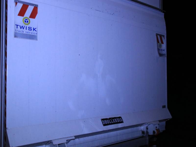 Fietser klapt op bestelwagen