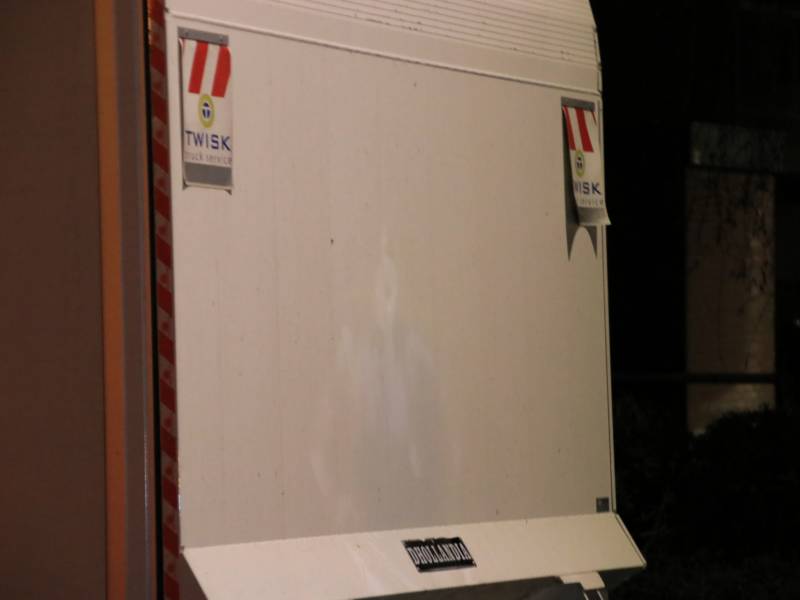 Fietser klapt op bestelwagen