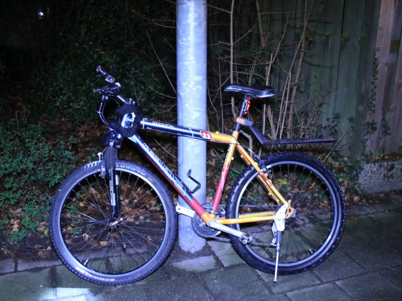 Fietser klapt op bestelwagen