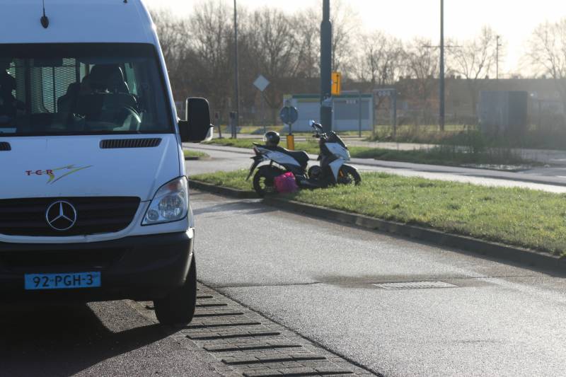 Scooterrijder gewond na ongeval met busje