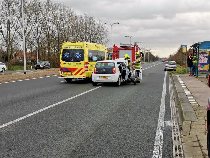 Twee personenauto's botsen op kruising