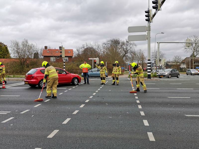 Twee personenauto's botsen op kruising