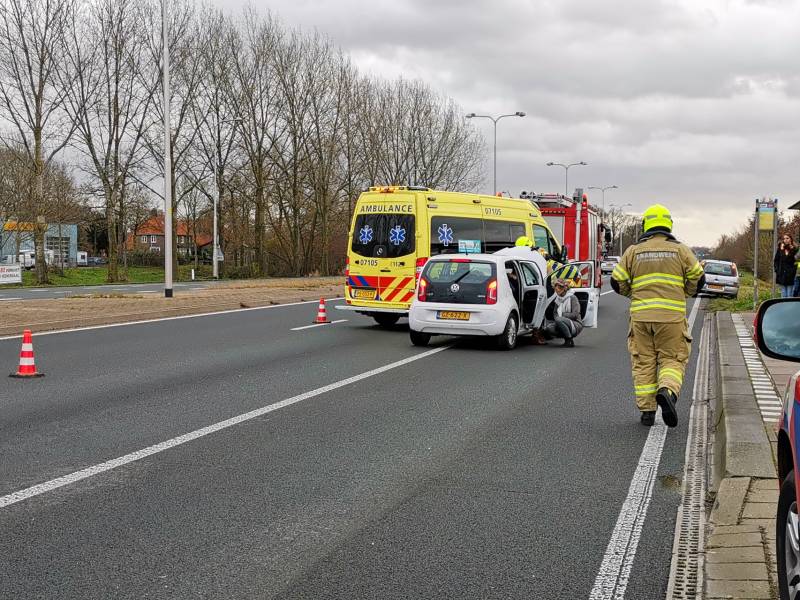 Twee personenauto's botsen op kruising