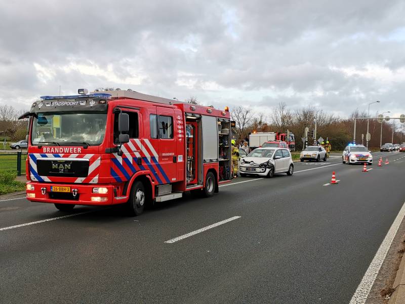 Twee personenauto's botsen op kruising