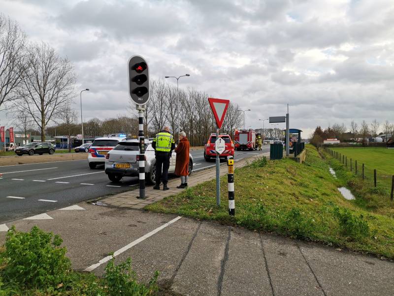 Twee personenauto's botsen op kruising