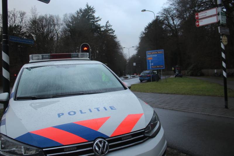 Auto en scooter botsen