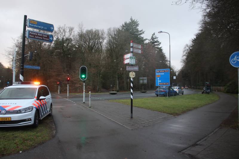 Auto en scooter botsen