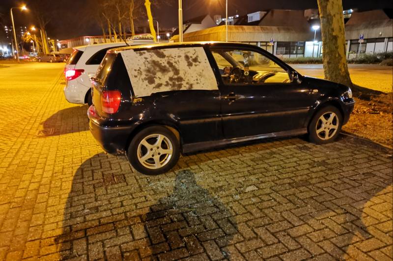 Auto vernield op pakeerplaats, politie zoekt verdachten