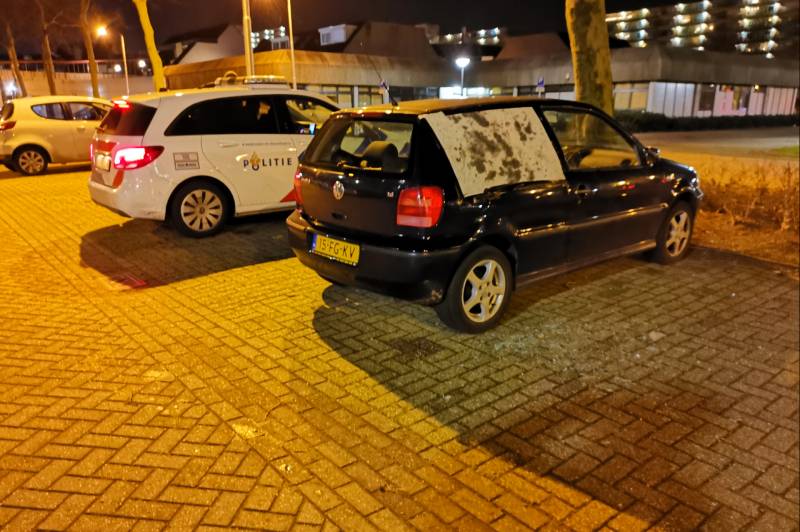 #Ede Auto vernield op pakeerplaats, politie zoekt verdachten Wadestein Ede.