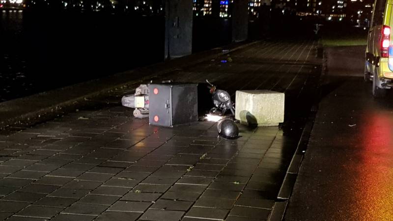 Maaltijdbezorger knalt tegen betonblok en raakt gewond