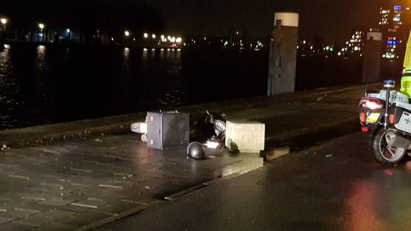 Maaltijdbezorger knalt tegen betonblok en raakt gewond