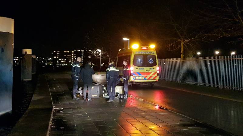 Maaltijdbezorger knalt tegen betonblok en raakt gewond