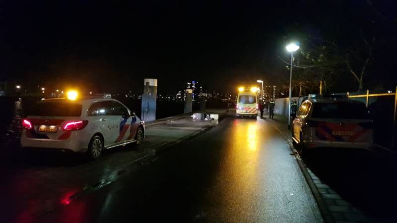 Maaltijdbezorger knalt tegen betonblok en raakt gewond