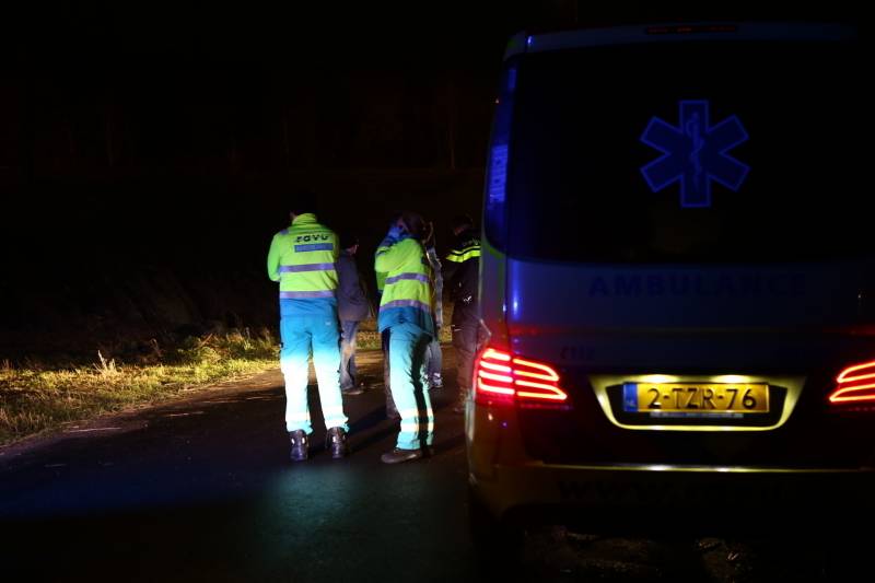 Auto belandt op zijn dak na ongeval, bestuurder gevlucht