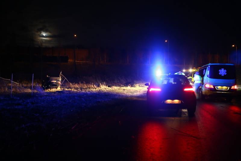 Auto belandt op zijn dak na ongeval, bestuurder gevlucht