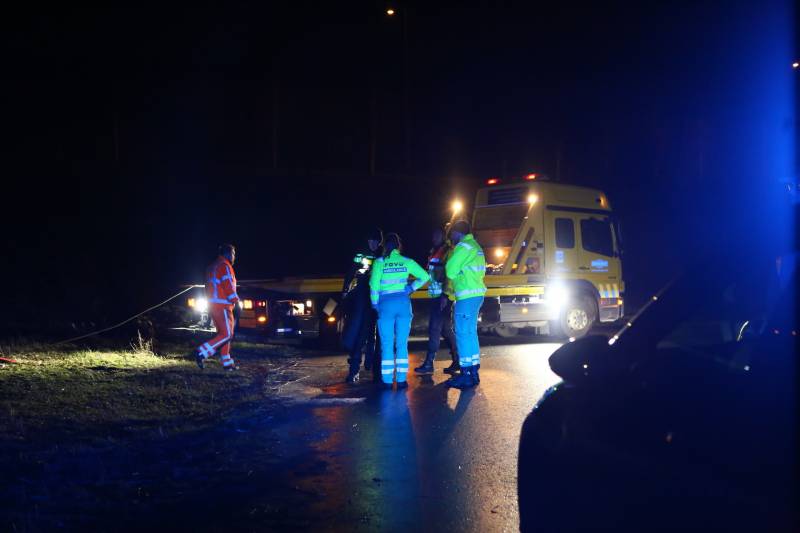 Auto belandt op zijn dak na ongeval, bestuurder gevlucht