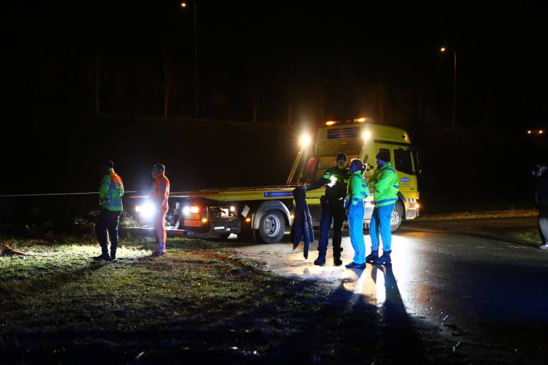 Auto belandt op zijn dak na ongeval, bestuurder gevlucht