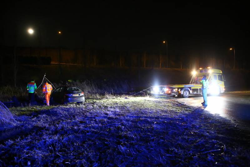 Auto belandt op zijn dak na ongeval, bestuurder gevlucht