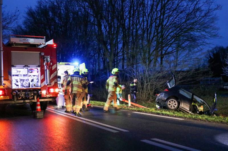 Personenauto belandt in sloot