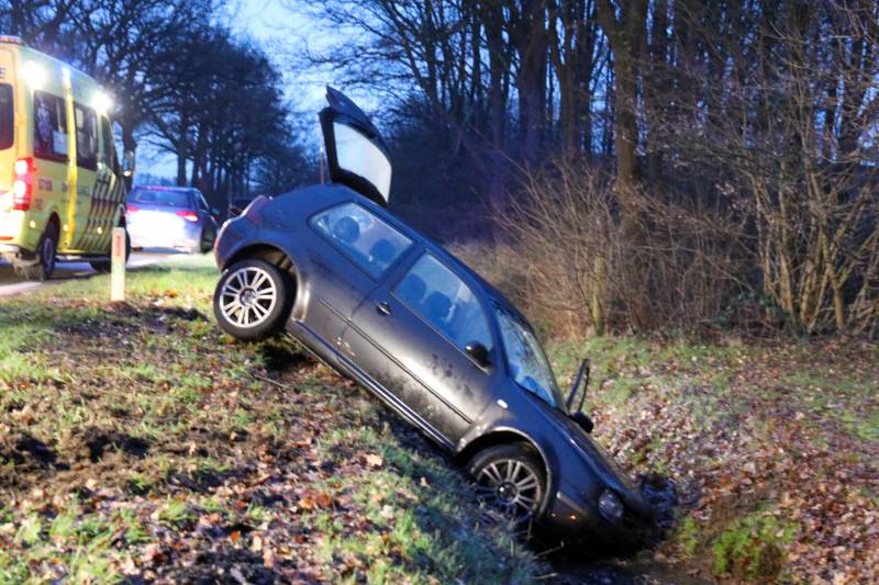 Personenauto belandt in sloot