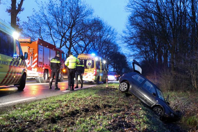 Personenauto belandt in sloot