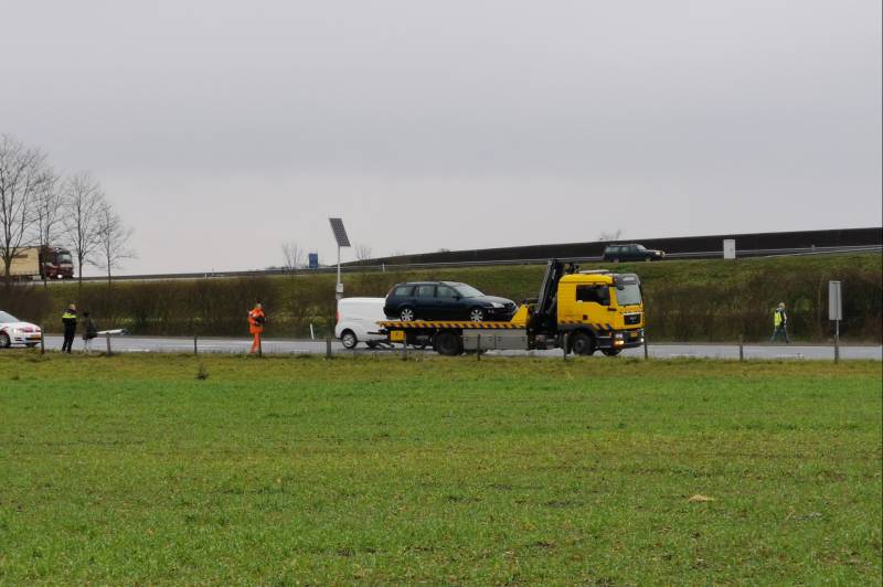 Auto van de weg geraakt op afrit