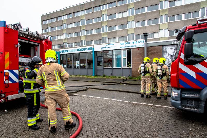Pand Dierenkliniek Hoogvliet vol rook na brand