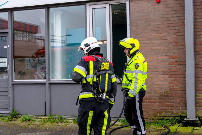 Pand Dierenkliniek Hoogvliet vol rook na brand