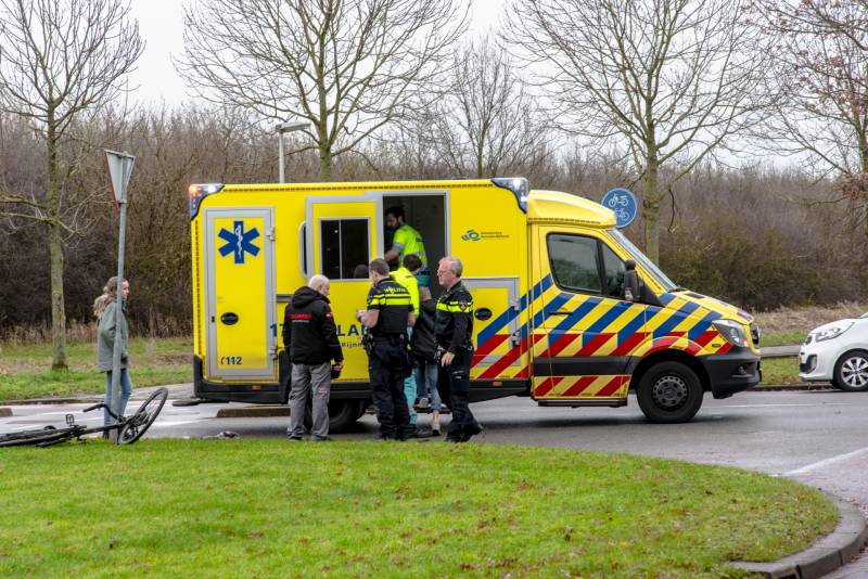 Auto botst op jonge fietser