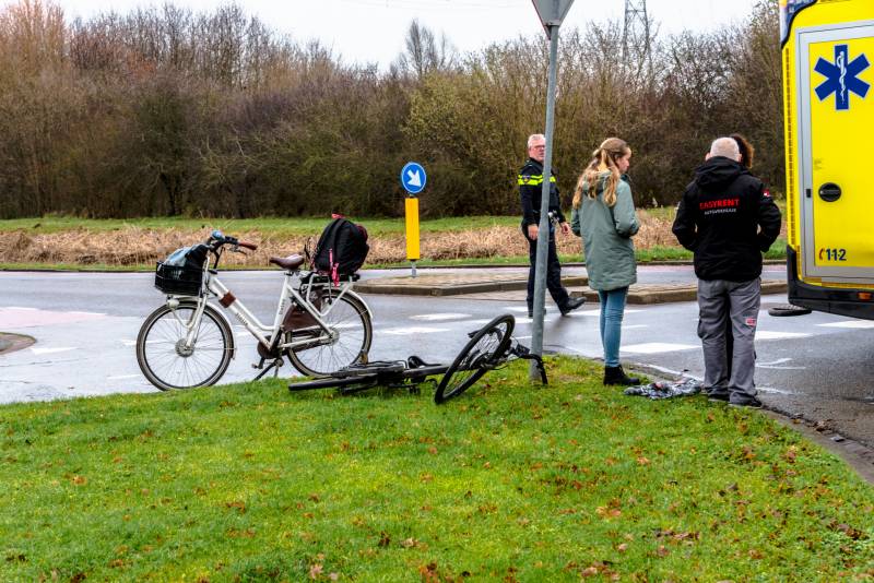 Auto botst op jonge fietser