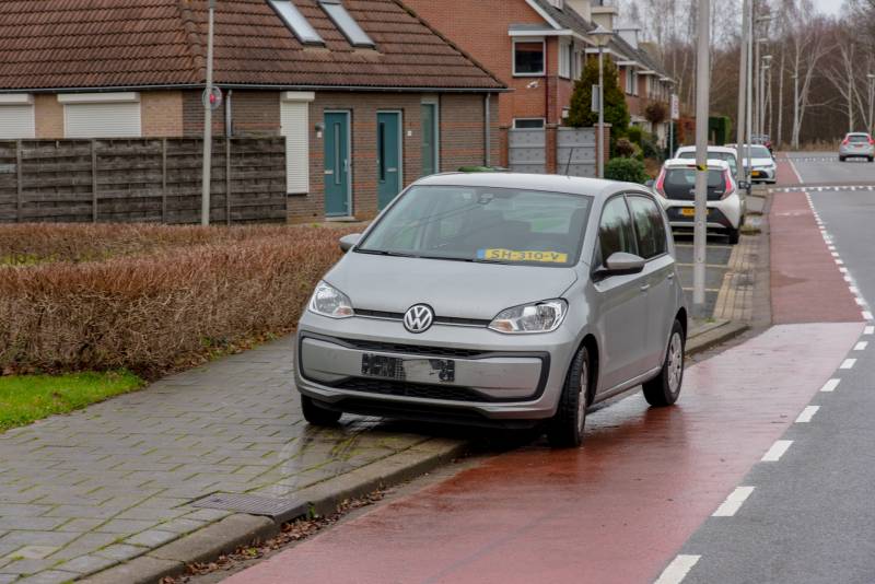 Auto botst op jonge fietser