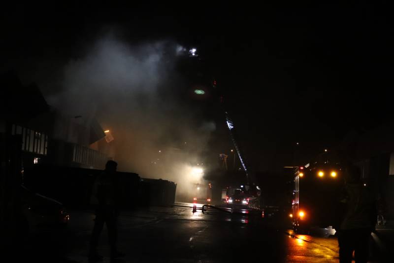 Veel rook bij brand Van Doorn Papier Recycling