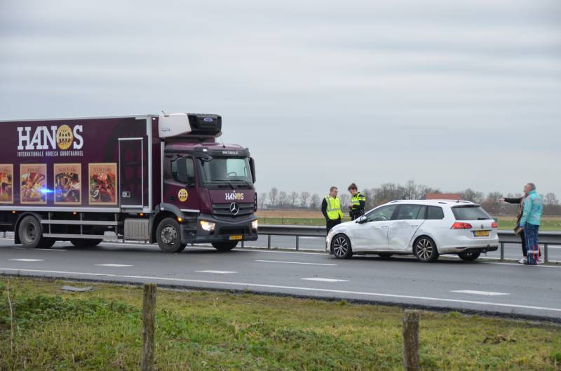 Vrachtwagen botst met personenwagen N31