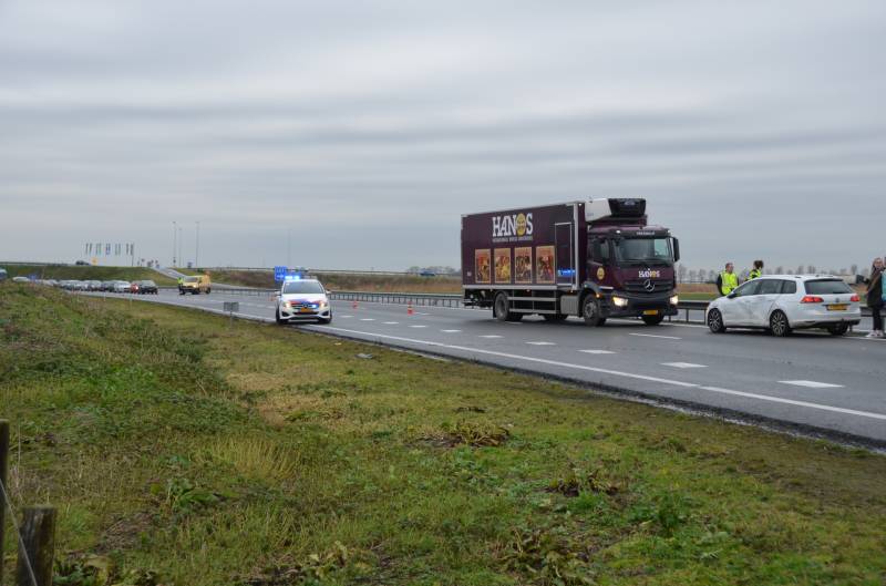 Vrachtwagen botst met personenwagen N31