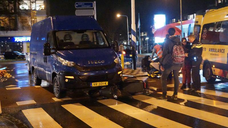 Scooterrijder gewond na aanrijding met bestelbus