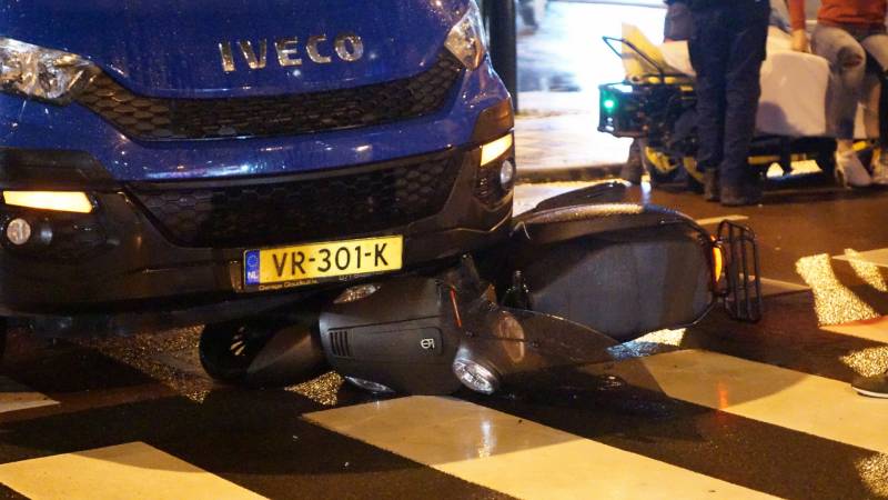 Scooterrijder gewond na aanrijding met bestelbus